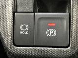 【電動パーキングブレーキ】パーキングブレーキは便利な電動式!ボタン一つで操作でき、アクセルを踏めば自動で解除されます♪レバーやペダルが無いので運転席廻りもすっきりしますね♪