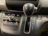 CVT車のセレクトレバーです。低速から高速まで、変速ショックのないスムーズな走りを実現するとともに、エンジン効率のよい領域を維持することで燃費にも貢献します。