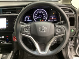 ハンドルにHondaセンシング系のクルーズコントロールやレーンキープアシストなどのスイッチと、オーディオの操作スイッチが装備されています。ハンドルから手を離さず安全に操作できます。