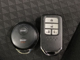 スマートキー付きですからドアロックの開閉およびエンジンスタートが楽々です。電動スライドドアの開け閉めもボタンで操作できます。加えて、純正リモコンエンジンスターター用の操作キーもついています。