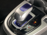 軽快な操作感が気持ちいいハイブリッド専用セレクトレバー