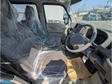 前席はしっかりとした作りで長距離運転も疲れにくいです☆