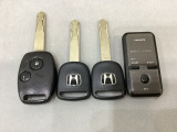 キーレスエントリー付きです。ドアの開け閉めの際に、ボタン操作でキーの差し込み不要です。通常のキーもスペアとして用意しております。加えて、リモコンエンジンスターター用の操作キー(Aftermarket品)もついています。