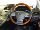 運転の際、常に目にする部分だけにシックで飽きのこないデザインが良いですね。