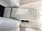 【アームレスト】運転中の身体の負担を軽減してくれるアームレストを装備♪