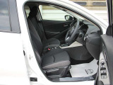 包み込まれるようなホールド感と、長時間の運転でも快適さを保つ工夫が凝らされています。あなたの体を優しく支え、ドライブをより一層楽しいものにします。