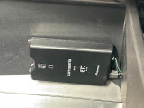【ETC】有料道路を利用する際に料金所で停止することなく通過できる、ETC車載器(ノンストップ自動料金収受システム機器)が装備されています。セットアップを行うことで利用可能になります。