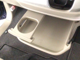 引き出して大きめトレイとして使用できる、運転席からも助手席からも自在に使えるドリンクホルダー付のトレイ。お菓子を置いたり、化粧ポーチを置いたり。ちょっとしたテーブル代わりに使えるトレイです♪