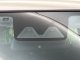 【スマートアシスト】走行中に前方の車両等を認識し、衝突しそうな時は警報とブレーキで衝突回避と被害軽減をアシスト。より安全にドライブをお楽しみいただけます。