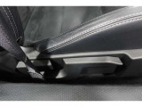 ドライバーシートの高さは調整機能もついておりますので、小柄な方でも運転しやすい姿勢に合わせられます。