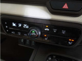 【オートエアコン】温度を設定すれば自動で快適な車内温度を保ちます。エアコン内部の高性能脱臭フィルターで車内のアレルゲンや花粉を除去。