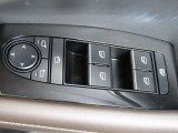 運転席のパワーウインドースイッチ部です。よく触れる場所だからこそ、使用状態があらわれますよね。ぜひこうした所もチェックしてください。