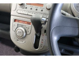 インパネシフトだから視線の移動も少なく足元もスッキリ♪運転席もゆったりしているのでゆとりを持ってドライブできますね!