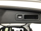 荷物を抱えていてもラクに開け閉め。Hondaスマートキーを持っていれば、開扉だけでなく、閉扉までをハンズフリーで行うことができます
