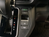 電子制御パーキングブレーキがあります。スイッチひとつで、停車した地点の傾斜などをシステムが検知・判断してブレーキ力を自動的に最適制御し、しっかり停車できるパーキングシステムです。