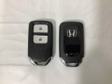 スマートキーを装備しています。鍵を差し込むことなくドアロックの開け閉めと、スタートボタン操作でのエンジンスタートができます。スペアキーも同じものを用意しております。