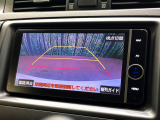【バックカメラ】駐車時に後方がリアルタイム映像で確認できます。大型商業施設や立体駐車場での駐車時や、夜間のバック時に大活躍!運転スキルに関わらず、今や必須となった装備のひとつです!