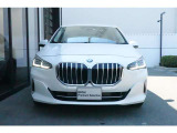 BMWの代名詞の【キドニーグリル】グリルが腎臓のように見えるので【キドニー】と呼ばれるようになりました。一目見ただけでBMWであると認識できる確固たるアイコンとして存在感を放ちます。