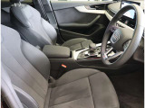 Audi正規ディーラーが高品質をお約束。高度な訓練・教育を受けたAudi専任メカニックが、100項目にもおよぶ精密な点検を実施いたします。すべてをクリアしたAudi車だけが、あなたのお手元に届けられるのです。