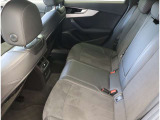Audi正規ディーラーが高品質をお約束。高度な訓練・教育を受けたAudi専任メカニックが、100項目にもおよぶ精密な点検を実施。すべてクリアしたAudi車だけ、あなたのお手元に届けられるのです