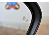 ブラインドスポットモニター。車線変更時などにドアミラーでは確認しにくい後側方エリア(ブラインドスポット)に存在する車両をレーダーで検知。警告サインをドアミラーに表示することで運転者に注意喚起する機能。