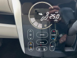 【オートエアコン】一度お好みの温度に設定すれば、車内の温度を検知し風量や温度を自動で調整。暑い…寒い…と何度もスイッチ操作をする必要はありません。快適な車内空間には必須の機能ですね♪