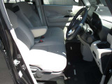運転席まわりです。運転席からの視界が左右に広く隅々まではっきりと見渡せます!クルマの前端も把握しやすく安心して運転できます!
