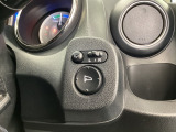 ハンドルの右側に電動格納付きパワーミラーの操作スイッチがついています。左右のサイドミラーの角度調節も微調整ができて便利です。