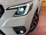 【LEDヘッドライト】悪天候や夜間走行時も良好な視界を確保し安心して運転できる高輝度LEDヘッドライトを装備!点灯速度が早く、消費電力も抑えられています。