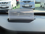 ヘッドアップディスプレイに車速やシフトポジションを表示。運転中も視線を落とすことなく、前方を見たまま確認できるので、運転に集中できます。