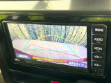 【バックカメラ】駐車時に後方がリアルタイム映像で確認できます。大型商業施設や立体駐車場での駐車時や、夜間のバック時に大活躍!運転スキルに関わらず、今や必須となった装備のひとつです!