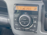 【オートエアコン】一度お好みの温度に設定すれば、車内の温度を検知し風量や温度を自動で調整。暑い…寒い…と何度もスイッチ操作をする必要はありません。快適な車内空間には必須の機能ですね♪
