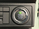 【エンジンスイッチ】 電子カードを携帯し、ブレーキを踏みながらボタンを押すだけで、エンジンをかけることができます