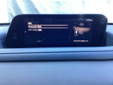 Apple Carplay・Android Auto対応!マツダ コネクト(コマンダーコントロール)でスマートフォンを操作して、通話、音楽を聴いたり、マップで目的地を調べることができます。