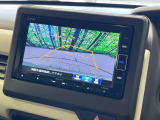 【バックカメラ】駐車時に後方がリアルタイム映像で確認できます。大型商業施設や立体駐車場での駐車時や、夜間のバック時に大活躍!運転スキルに関わらず、今や必須となった装備のひとつです!