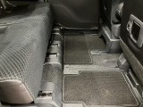 前席と後席の間は広く、ゆとりのある足元スペースを確保しています!