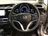 運転にかかわる様々な操作を安全に行えるように視点移動が少なく操作性に配慮されたスイッチ類が凝縮されたコクピットです。