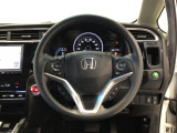 運転にかかわる様々な操作を安全に行えるように視点移動が少なく操作性に配慮されたスイッチ類が凝縮されたコクピットです。