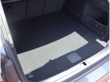 Audi正規ディーラーが高品質をお約束。高度な訓練・教育を受けたAudi専任メカニックが、100項目にもおよぶ精密な点検を実施。すべてクリアしたAudi車だけ、あなたのお手元に届けられるのです