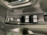 ハンドルの右側に電動格納付きパワーミラーの操作スイッチがついています。左右のサイドミラーの角度調節も微調整ができて便利です。パワーウインドウは運転席でドア4枚とも上下の操作ができるようになっています。
