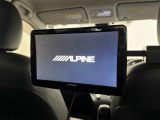 【9インチ 後席モニター】アルパイン・9インチのシートバック型後席モニター装備。フリップダウンタイプとは違い目の高さにディスプレイがあるので、長時間画面を見ても首が痛くなりづらいとされます。