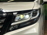 【LEDヘッドライト】悪天候や夜間走行時も良好な視界を確保し安心して運転できる高輝度LEDヘッドライトを装備!点灯速度が早く、消費電力も抑えられています。