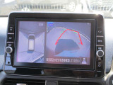 アラウンドビューモニターも装備しております。ご覧のように車体を真上か見たような映像なので、車庫入れの苦手なお客様ももうご心配いりません。