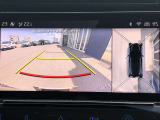 360度ビジョンは上方から自社を見降ろしたような画像を表示、駐車時の安全性がより高まります。