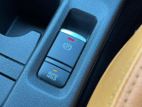 オートブレーキホールド。信号待ちなどの停車時に、ブレーキペダルを踏み続けていなくても自動的にパーキングブレーキがキープされる機能です。アクセルペダルを踏めば、ブレーキが解除され発進が可能です。