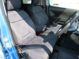 運転席シートはシートヒーターを内蔵しているので、寒い冬の朝でもお尻からポッカポカ♪ロングドライブの疲労を軽減するアームレストを装備