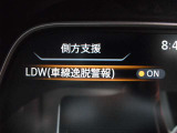 車線逸脱警報 意図せずに走行車線から逸脱しそうな場合、メーター内のディスプレイ表示とブザーで注意を喚起します。