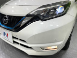 【LEDヘッドライト】悪天候や夜間走行時も良好な視界を確保し安心して運転できる高輝度LEDヘッドライトを装備!点灯速度が早く、消費電力も抑えられています。