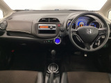 車内は光触媒抗菌消臭施工済です。スタイリッシュなデザインで暖かみのあるインパネ周りを演出します。グローブボックスやカップホルダーのほかにトレーなどたくさんの収納スペースが装備されています。