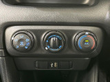 【オートエアコン】一度お好みの温度に設定すれば、車内の温度を検知し風量や温度を自動で調整。暑い…寒い…と何度もスイッチ操作をする必要はありません。快適な車内空間には必須の機能ですね♪